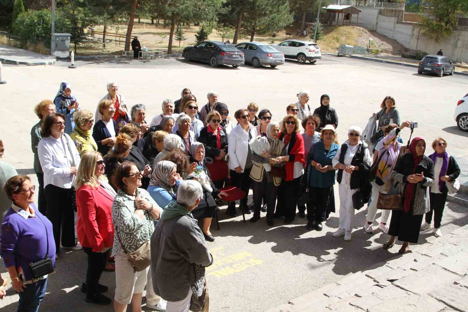 Nenehatun Kız Anadolu Lisesi’nin yarım asırlık mezunları bir araya geldi