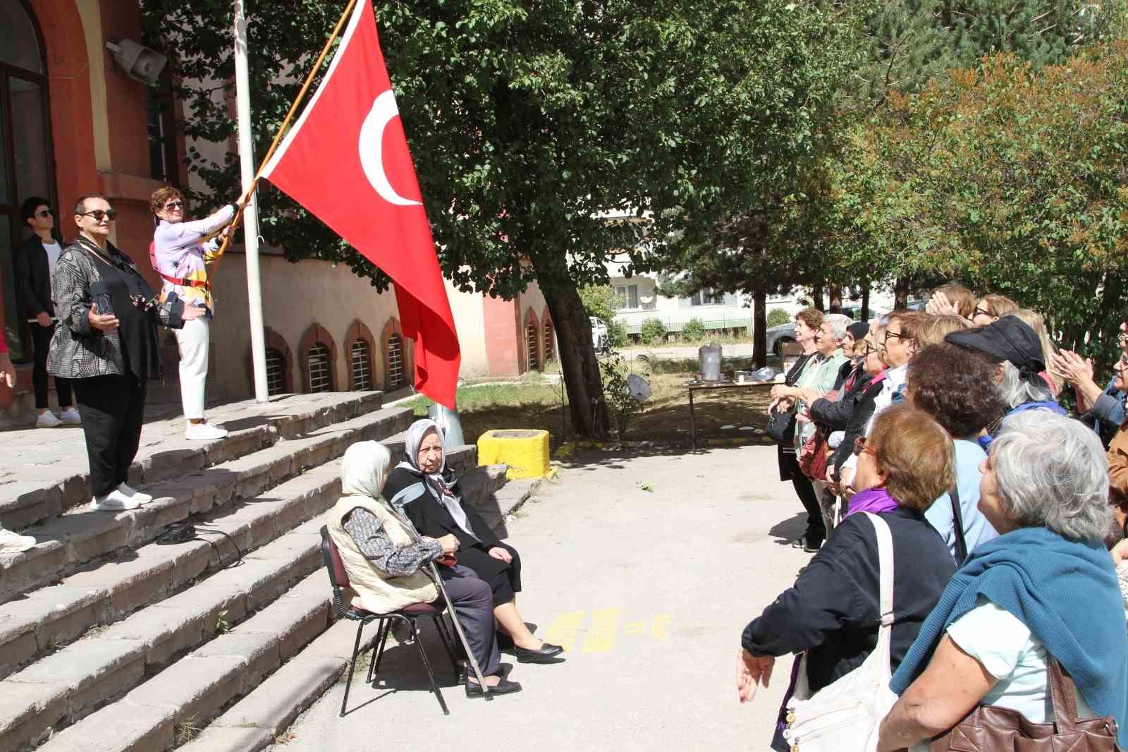 Nenehatun Kız Anadolu Lisesi&rsquo;nin yarım asırlık mezunları bir araya geldi
