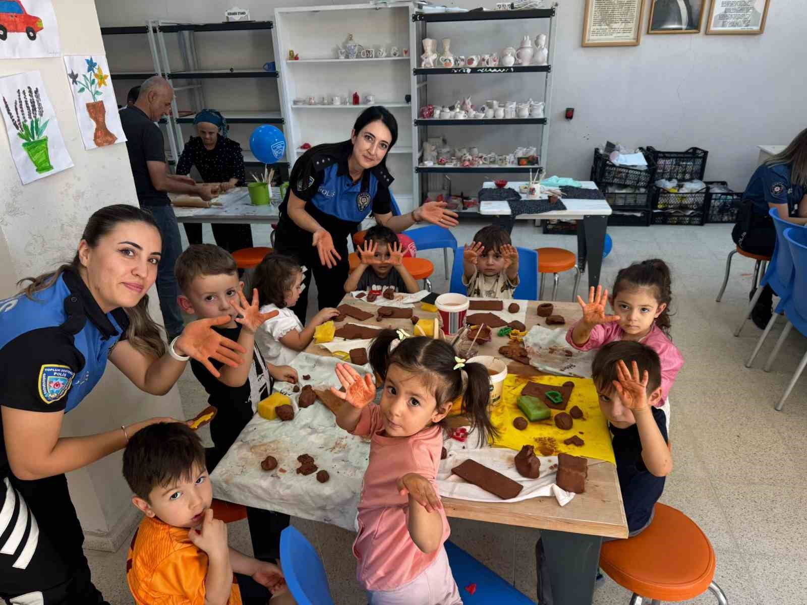 Hakkari polisinden miniklere seramik sürprizi