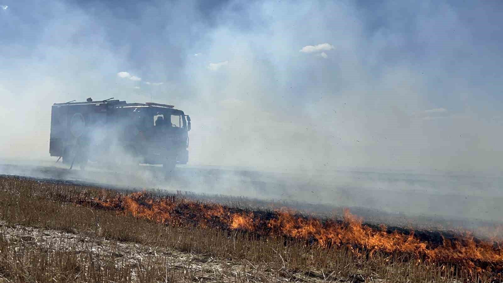 Tekirdağ&rsquo;da 500 d&ouml;n&uuml;m anız k&uuml;le d&ouml;nd&uuml;
