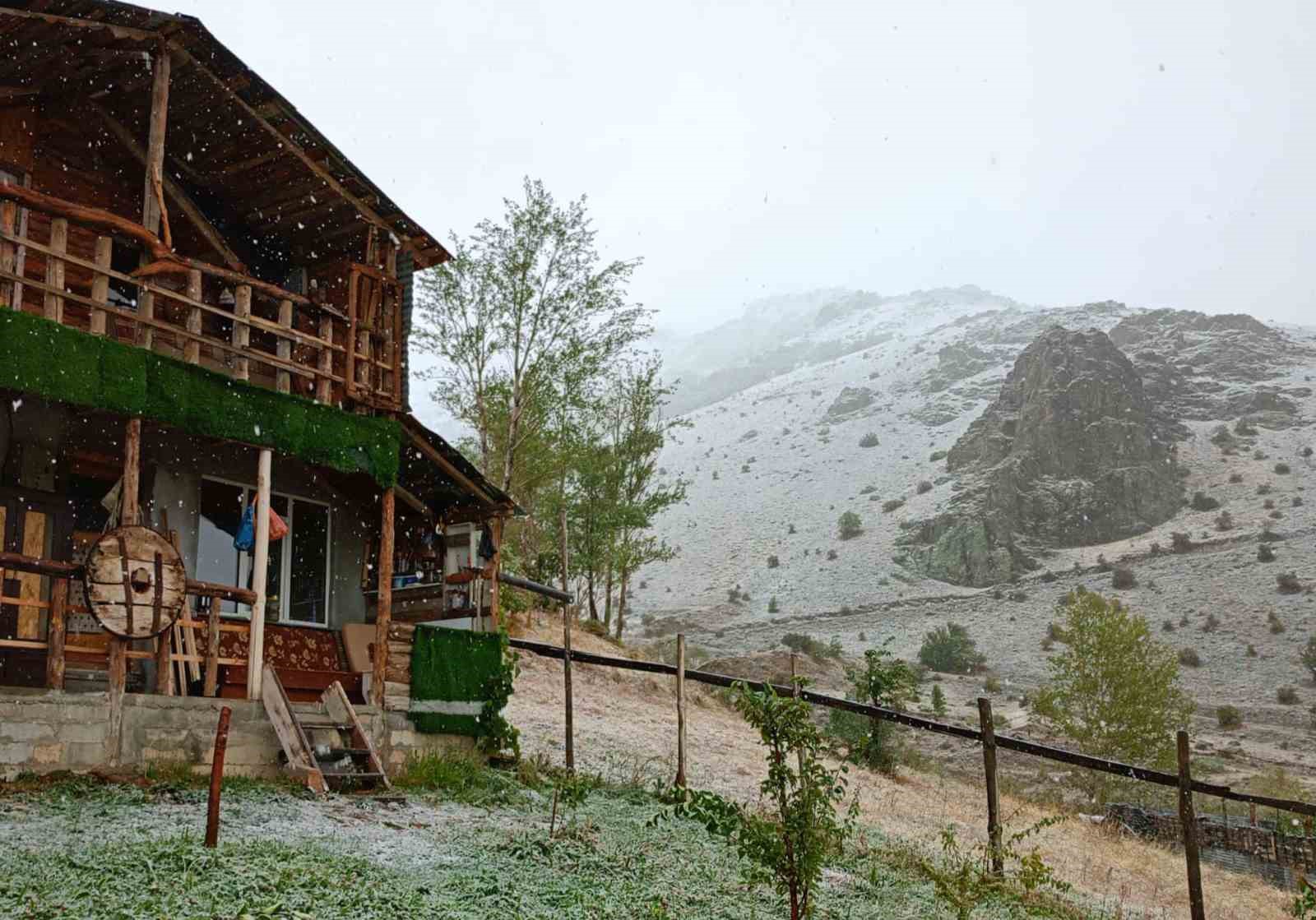 Bayburt’un yüksek rakımlı köylerinde kar yağışı etkili oldu