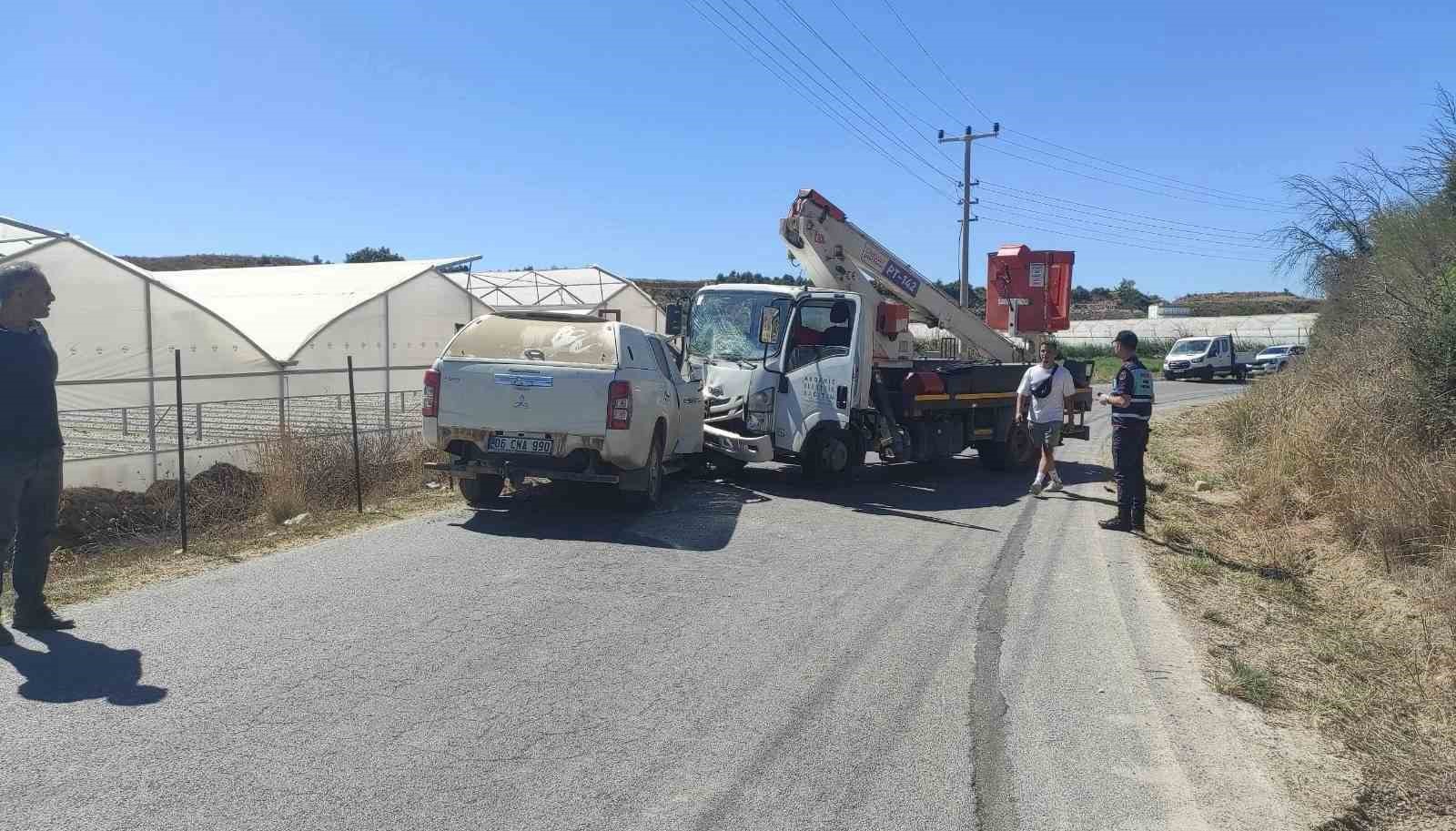 Kamyonla otomobil kafa kafaya çarpıştı: 3 yaralı