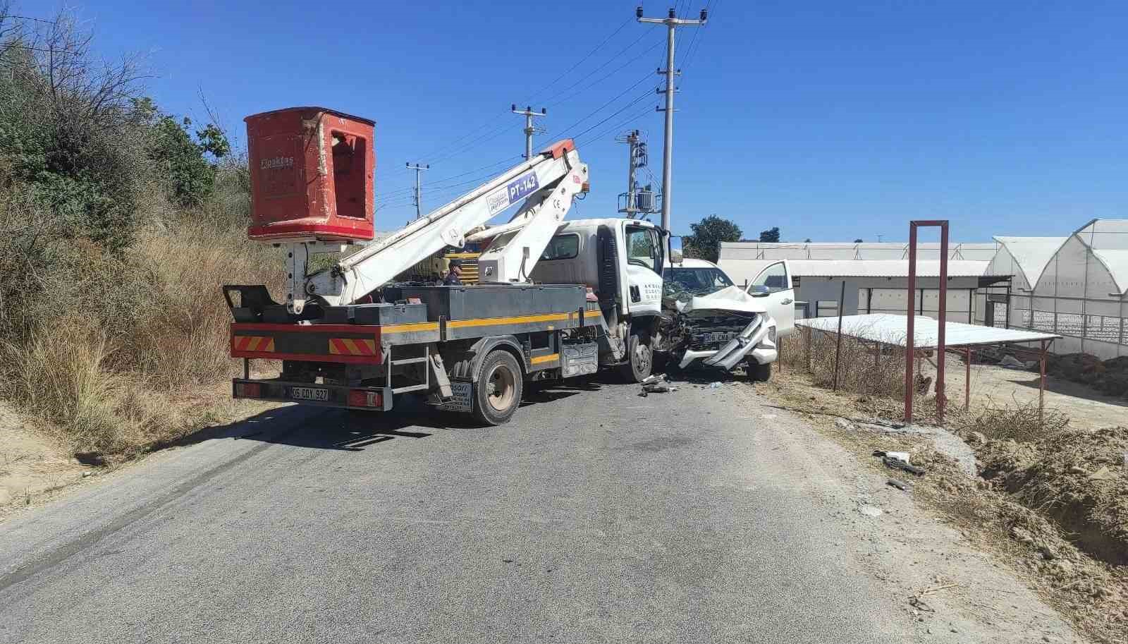 Kamyonla otomobil kafa kafaya &ccedil;arpıştı: 3 yaralı
