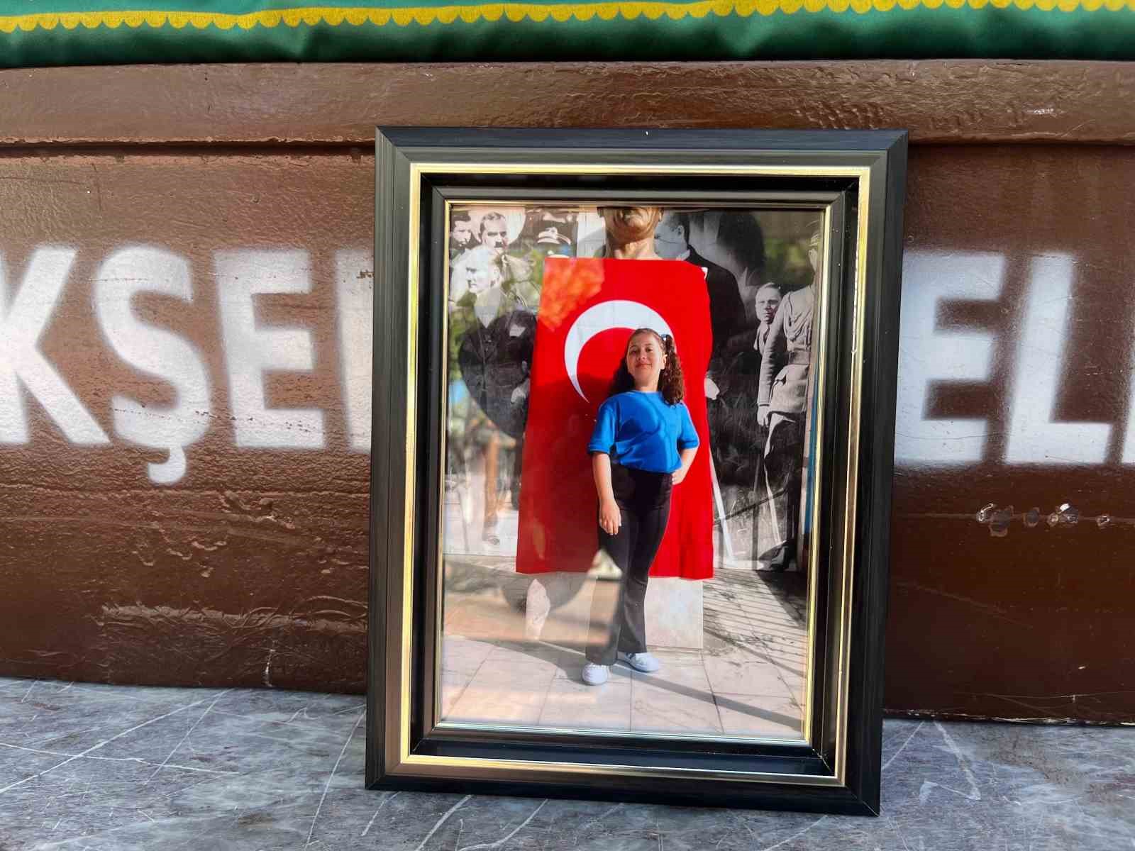 Asansörden düşen koltuğun altında kalan küçük kız son yolculuğuna uğurlandı