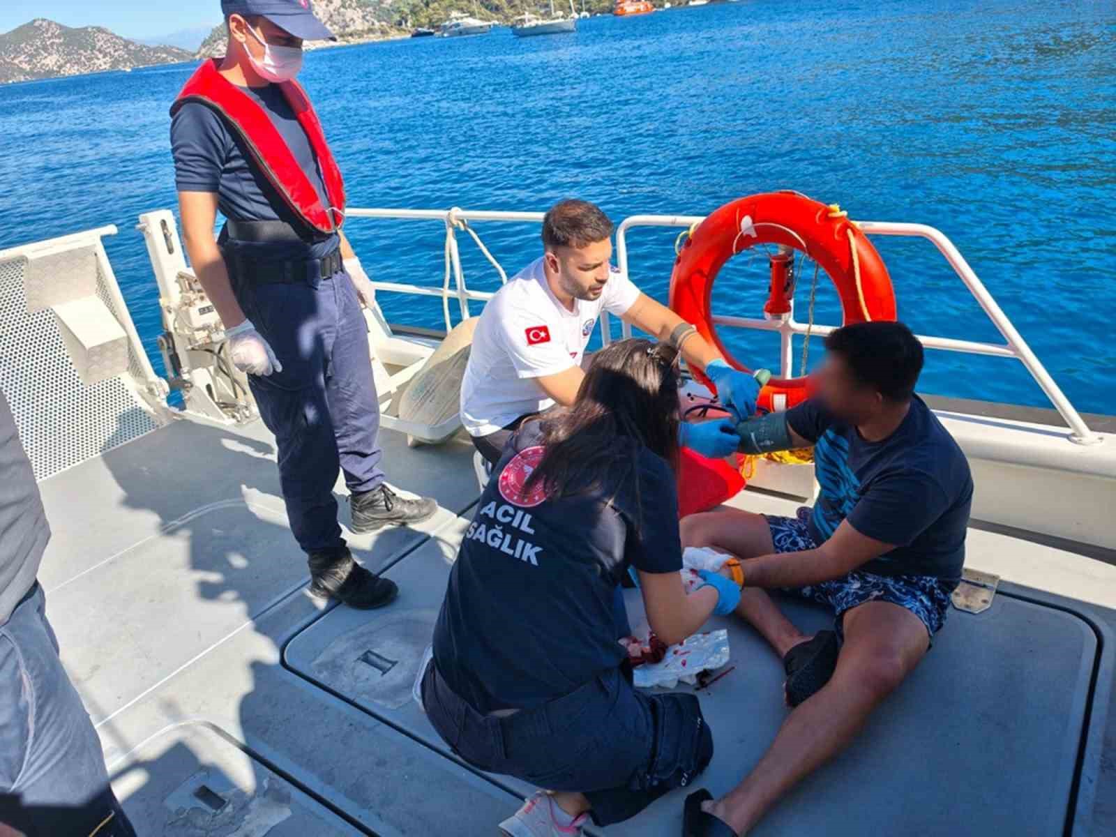 Özel teknede yaralanan vatandaşa Sahil Güvenlik tıbbi tahliye