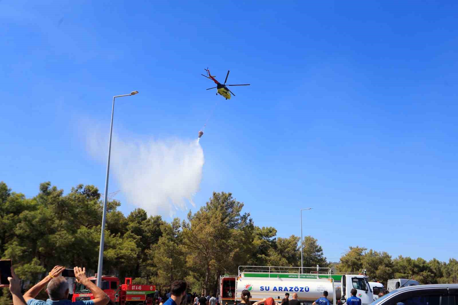 Antalya&rsquo;da ormanlık alandaki yangın b&uuml;y&uuml;meden s&ouml;nd&uuml;r&uuml;ld&uuml;: Kova ve k&uuml;reklerle m&uuml;dahale ettiler
