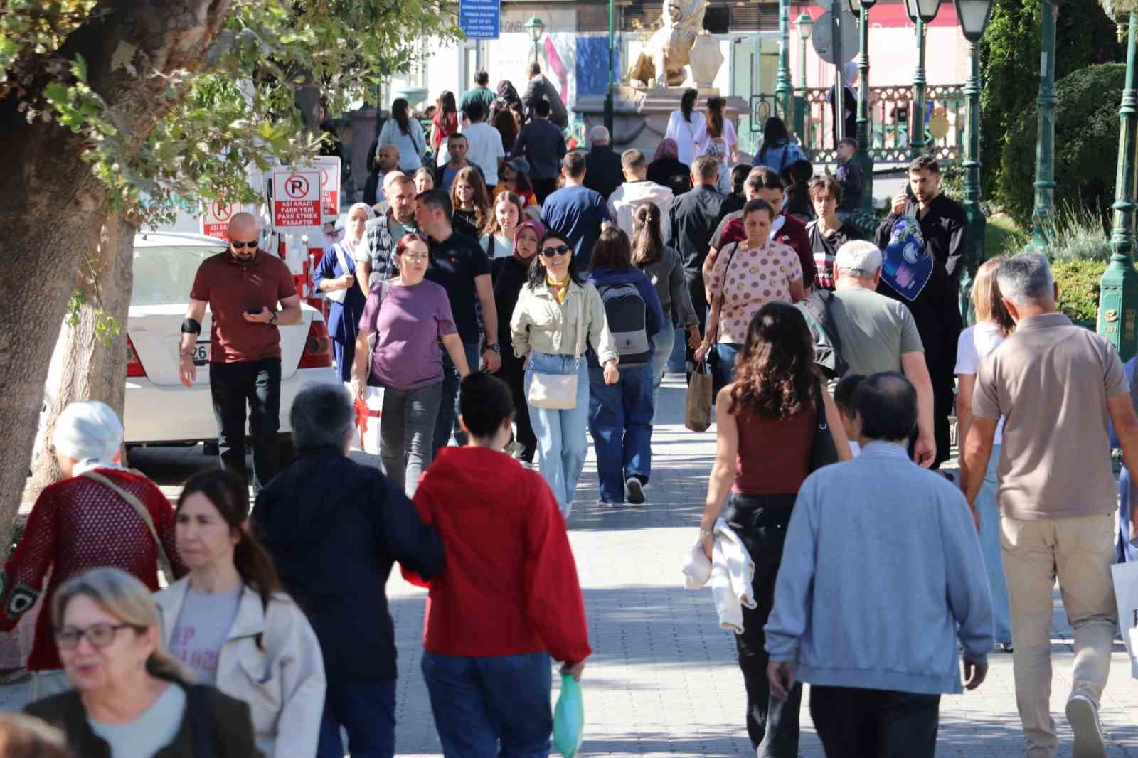 G&uuml;zel havayı fırsat bilen vatandaşlar &ccedil;arşıyı doldurdu
