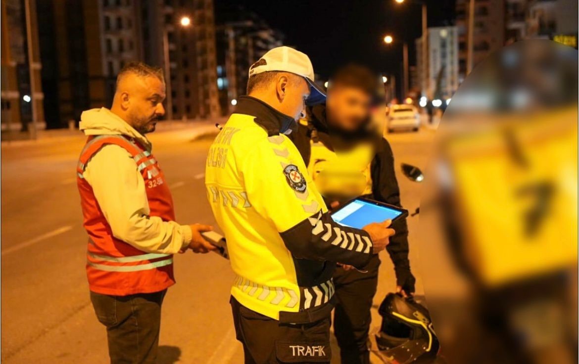 Abartı egzoz ve modifiye araç denetiminde 16 araç sürücüsüne para cezası uygulandı