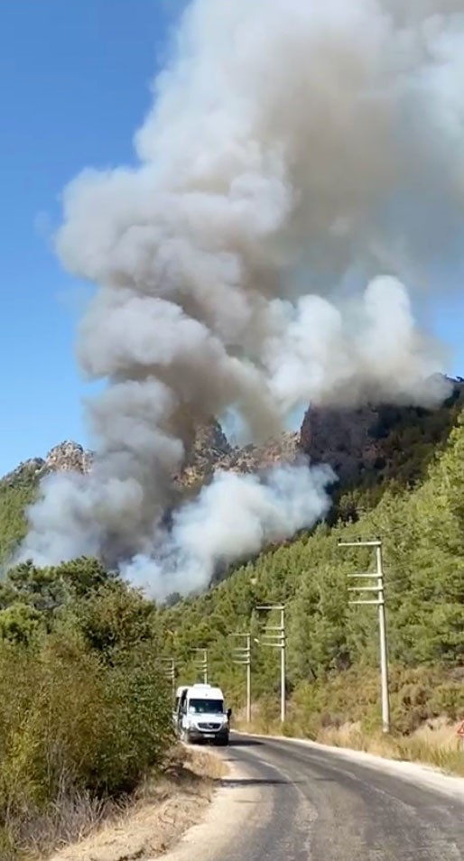 Serik&rsquo;te ormanlık alanda yangın
