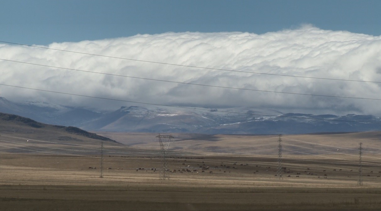 Kars’ta dağların zirvesine mevsimin ilk karı yağdı