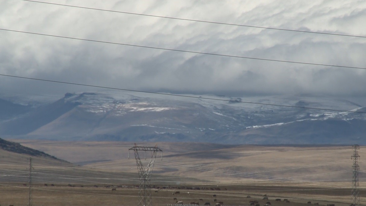 Kars’ta dağların zirvesine mevsimin ilk karı yağdı