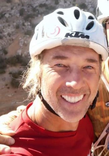 Kayalıklardan d&uuml;şen dağcı hayatını kaybetti
