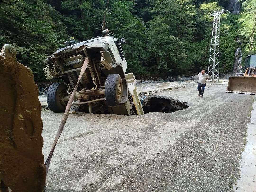 Artvin’de yol onarım sırasında kamyon göçüğe düştü: 1 yaralı