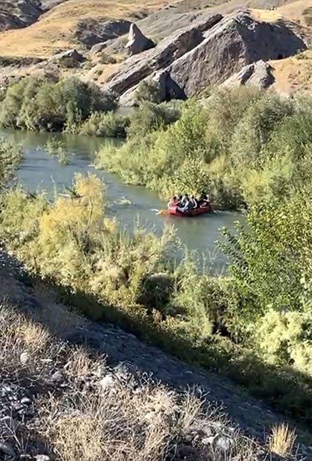 Beyhan Barajı&rsquo;nda kapaklar a&ccedil;ıldı: 4 kişi mahsur kaldı
