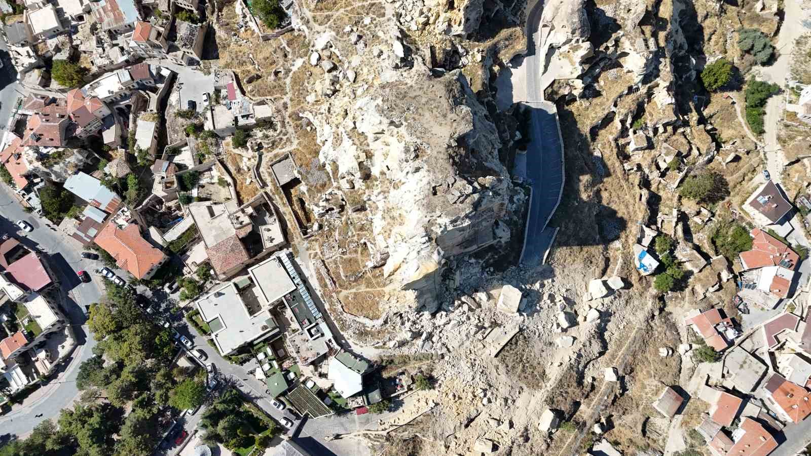 Kapadokya&rsquo;da Kadıkalesi&rsquo;nin bir b&ouml;l&uuml;m&uuml;ndeki kaya par&ccedil;aları koptu
