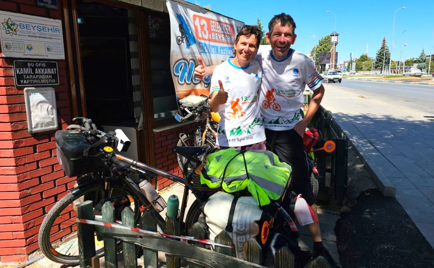 Bisiklet tutkunu çift beylerin şehrinde mola verdi