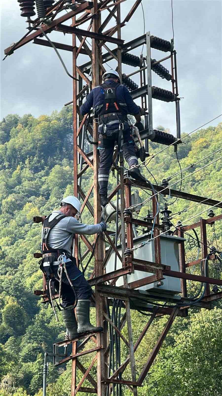 &Ccedil;oruh EDAŞ, sel felaketinin ardından onarım i&ccedil;in sahada
