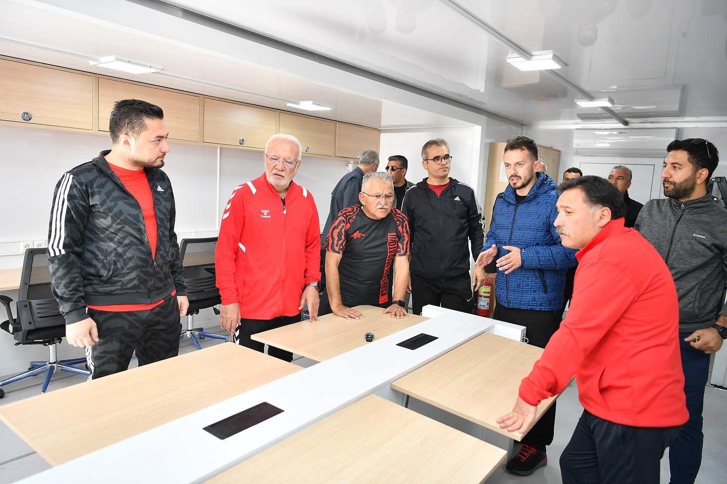 Başkan B&uuml;y&uuml;kkılı&ccedil;&rsquo;tan &lsquo;dijital gen&ccedil;lik&rsquo; atağı: Mobil Dijital Gen&ccedil;lik Merkezi tanıtıldı
