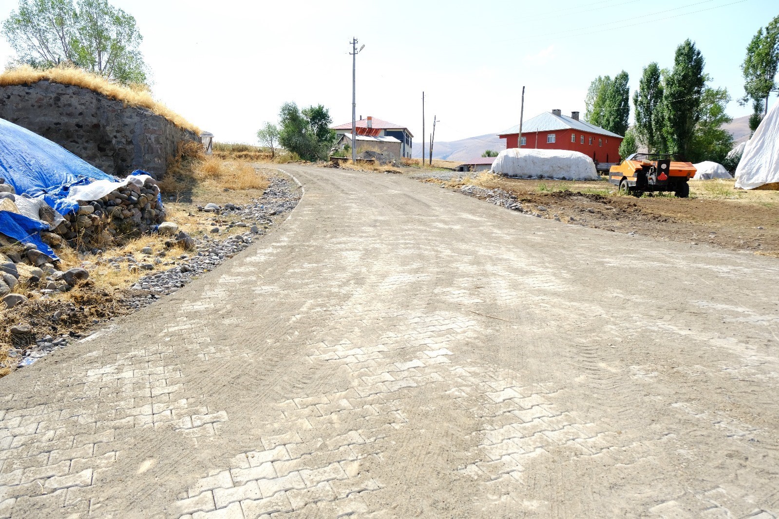 Eleşkirt Abdik&ouml;y&rsquo;de 2 bin metrekare kilit parke taşı d&ouml;şendi
