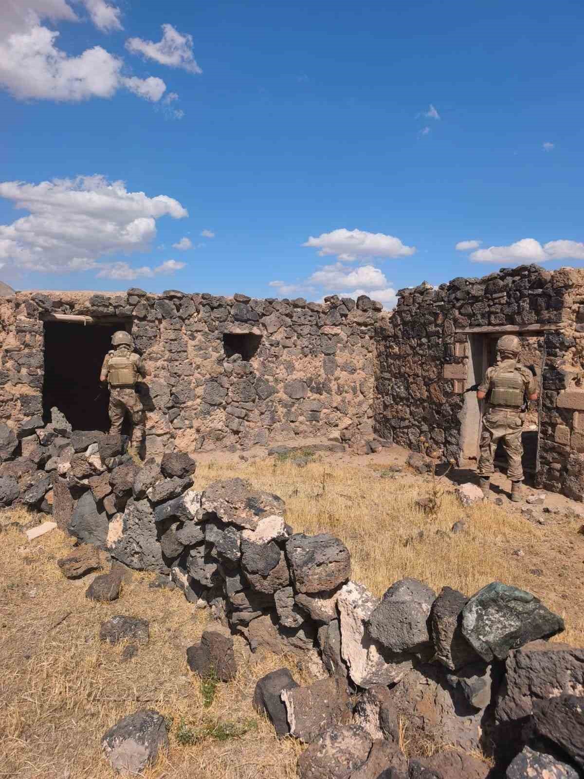 Ağrı&rsquo;da jandarmadan huzur uygulaması: 3 şahıs ve 7 d&uuml;zensiz g&ouml;&ccedil;men yakalandı
