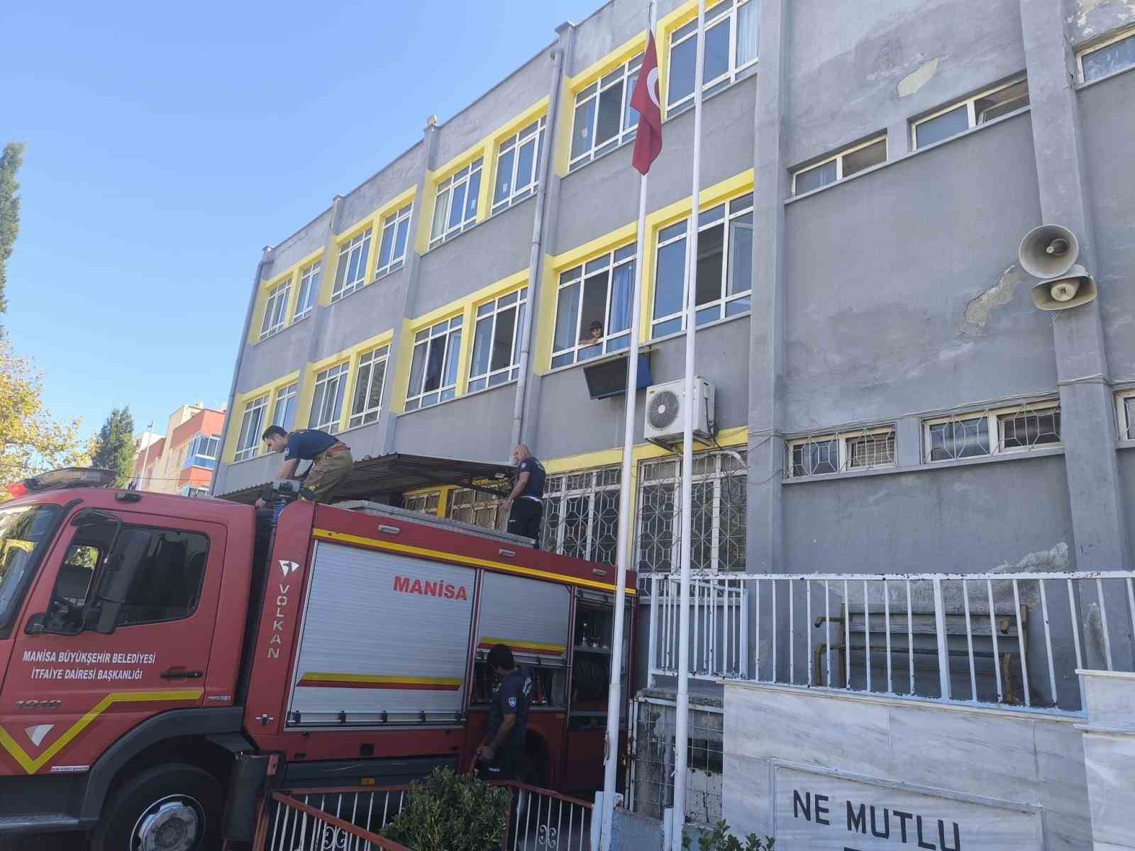 Turgutlu&rsquo;da 3 &ccedil;ocuk okulda mahsur kaldı
