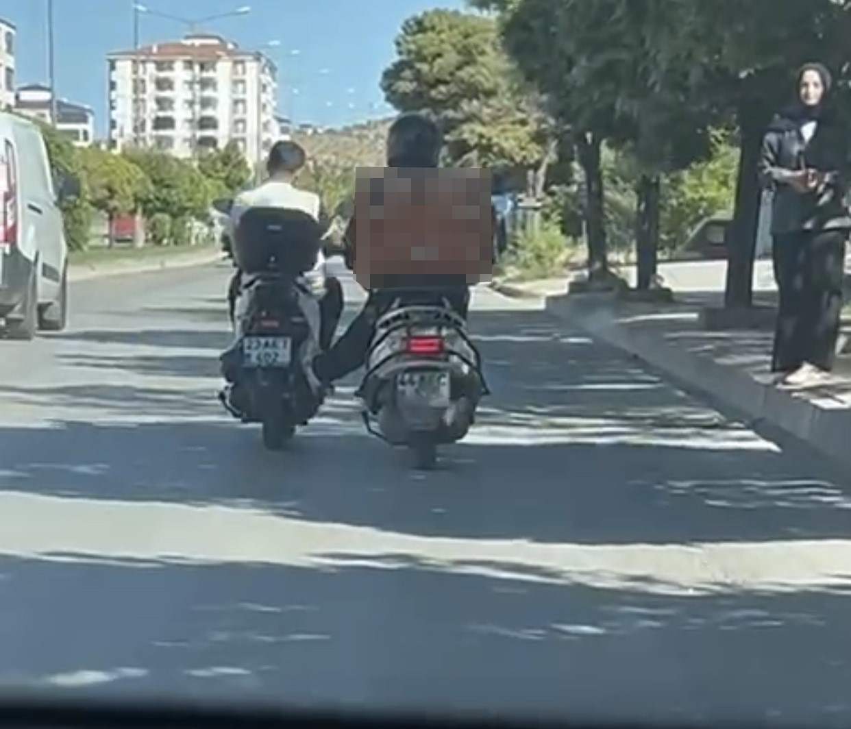 Benzini biten motosikleti ayağıyla itti
