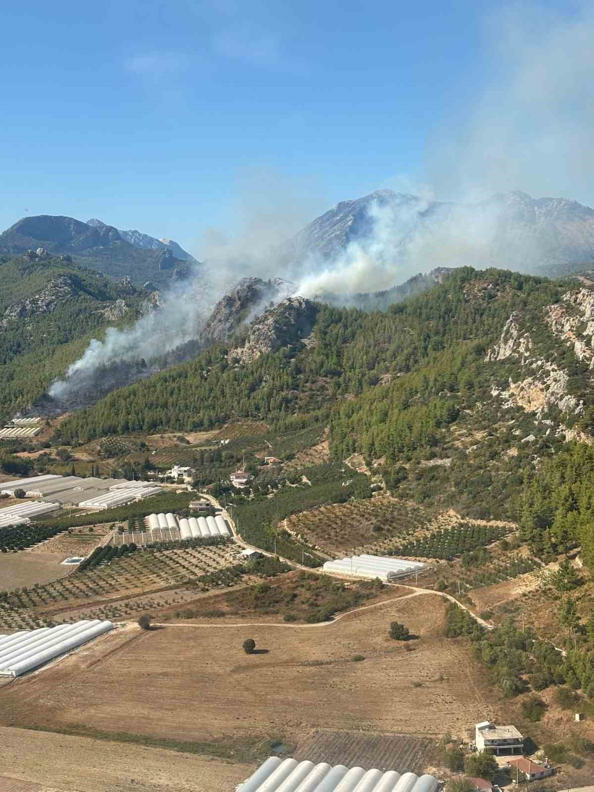 Serik&rsquo;te orman yangınının enerjisi d&uuml;ş&uuml;r&uuml;ld&uuml;
