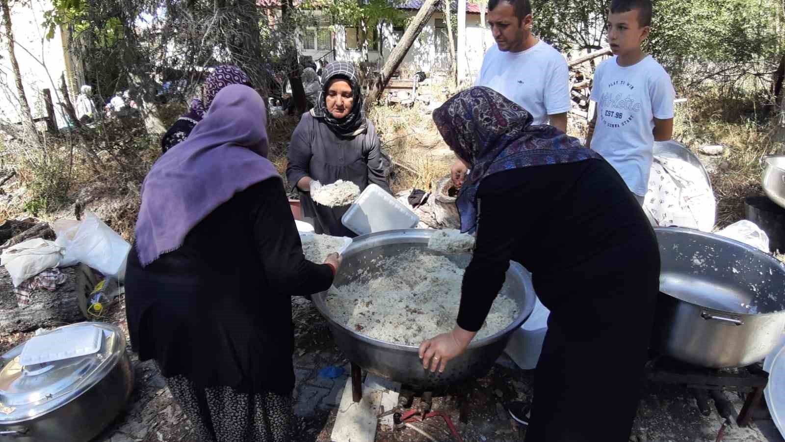 Geleneksel Hacet Bayramı’nda dağıtılan yemek için 150 kilo pirinç ve 200 kilo et kullanıldı