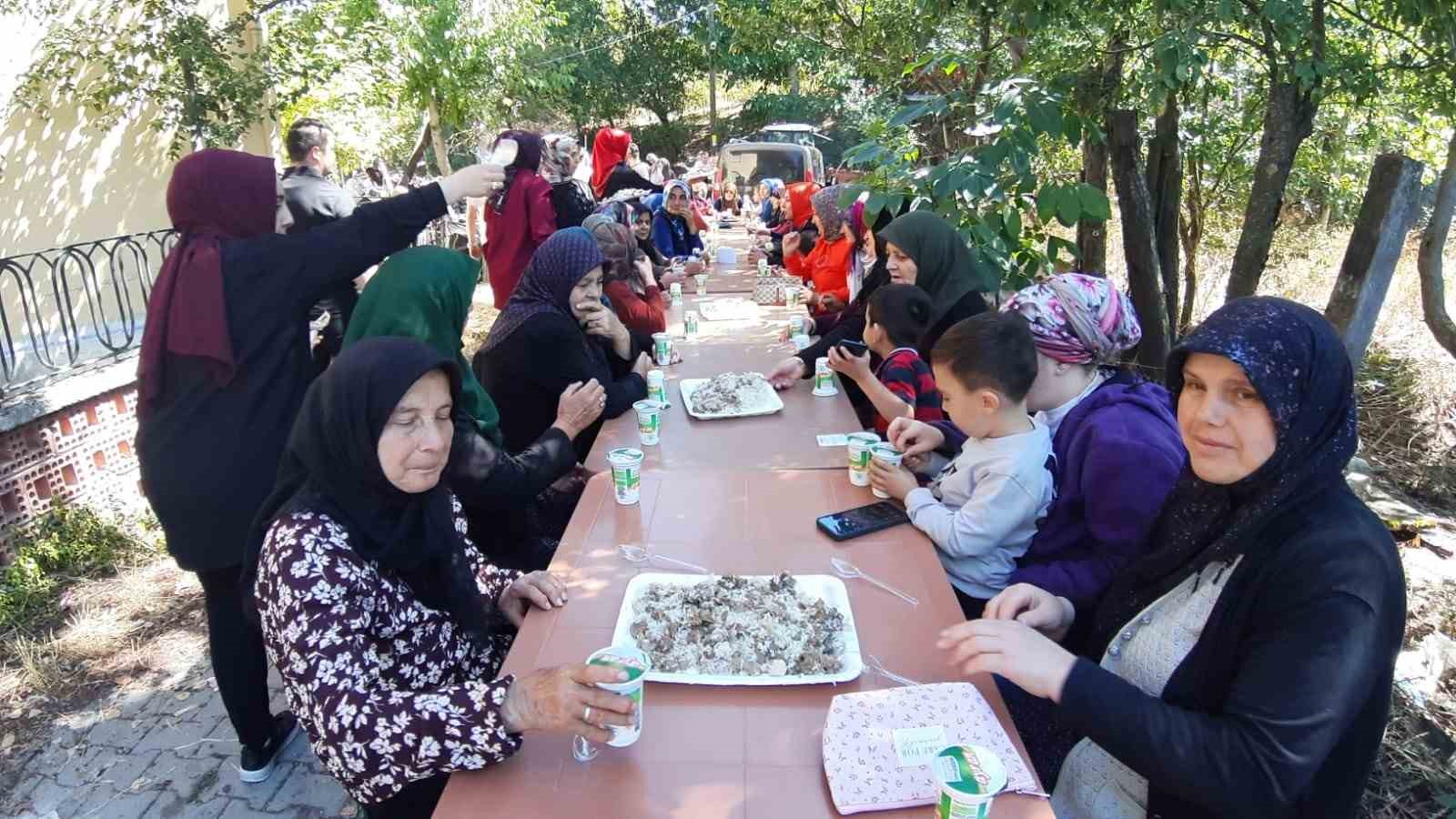 Geleneksel Hacet Bayramı&rsquo;nda dağıtılan yemek i&ccedil;in 150 kilo pirin&ccedil; ve 200 kilo et kullanıldı
