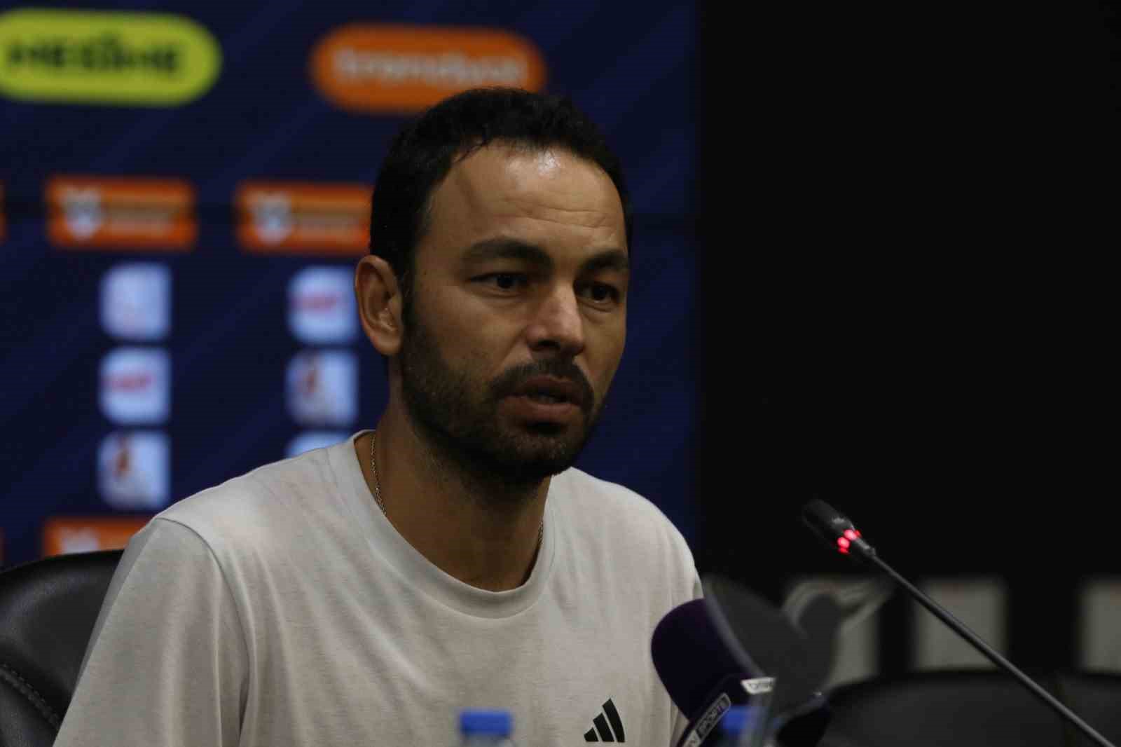 Selçuk İnan: "Hakemler maçı değil, kaos ortamını yönetmeye, dengelemeye çalışıyor"