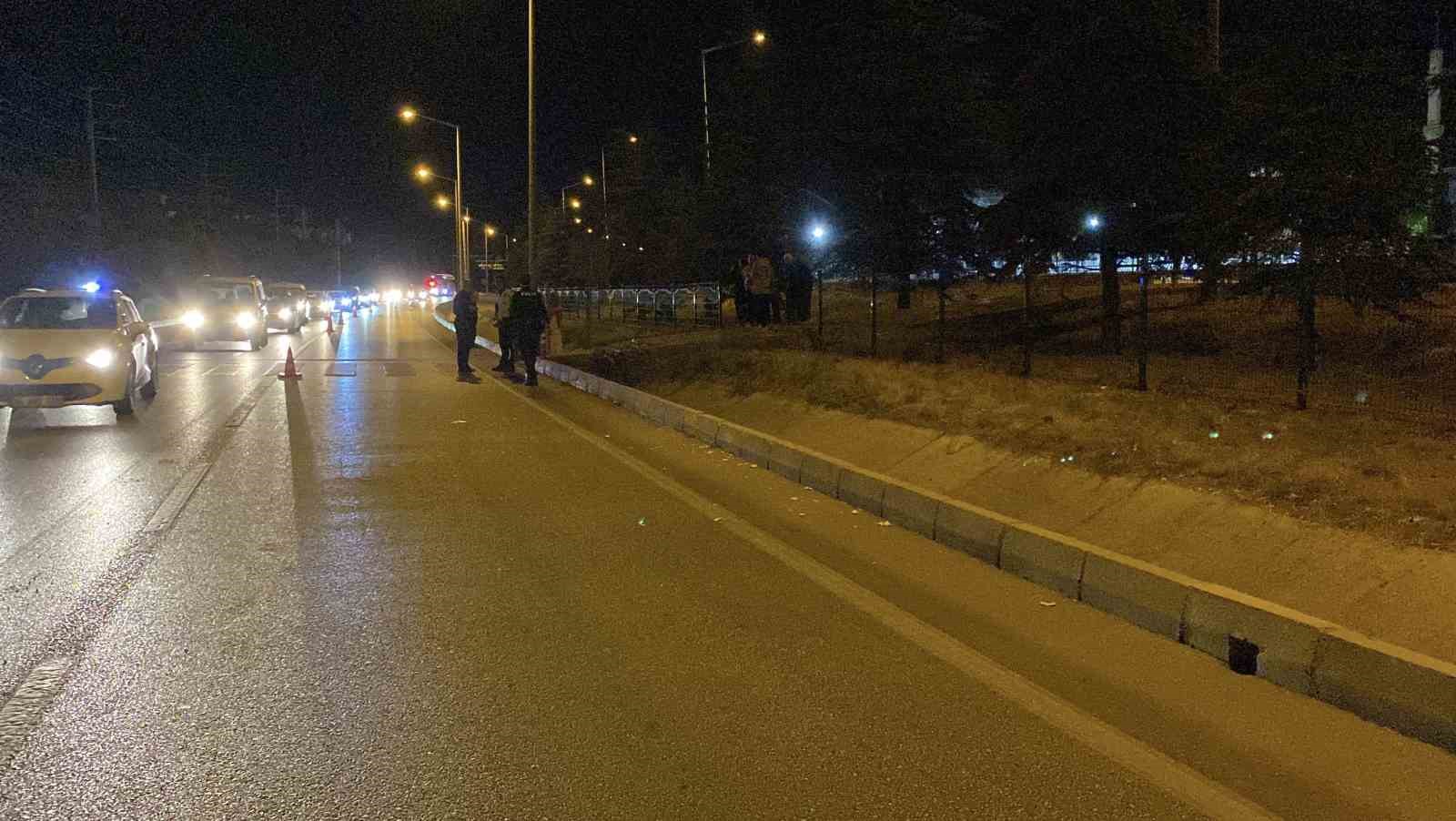 Yaya ge&ccedil;idinden karşıya ge&ccedil;erken otomobilin &ccedil;arptığı kadın ağır yaralandı
