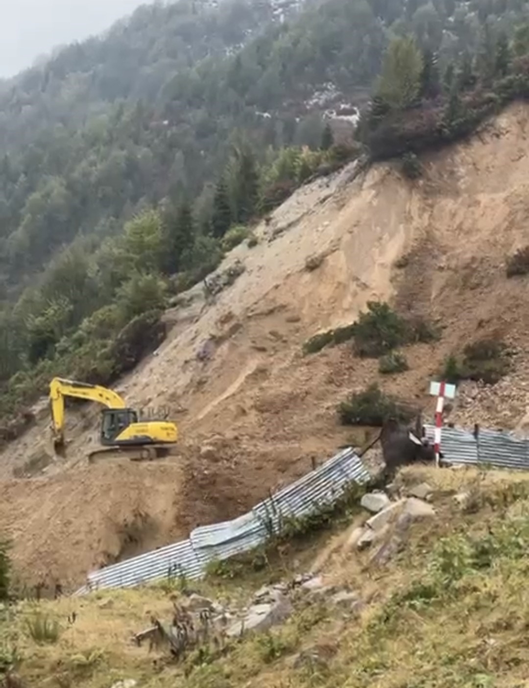 Boğaz Yaylası yolunda iş makineleri heyelanlarla mücadele ediyor