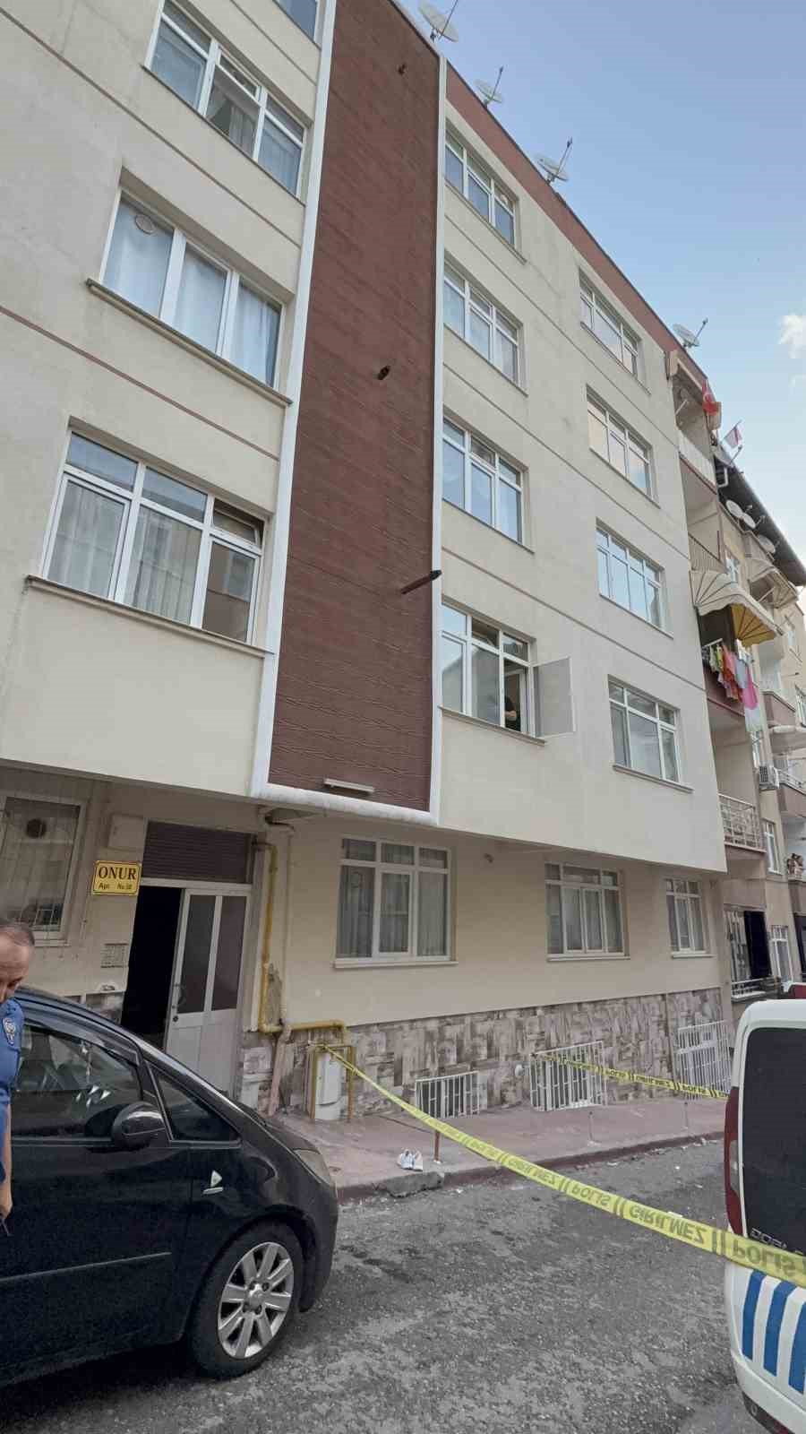 Samsun&rsquo;da 20 yaşındaki kadın 4 katlı binanın &ccedil;atısından atladı
