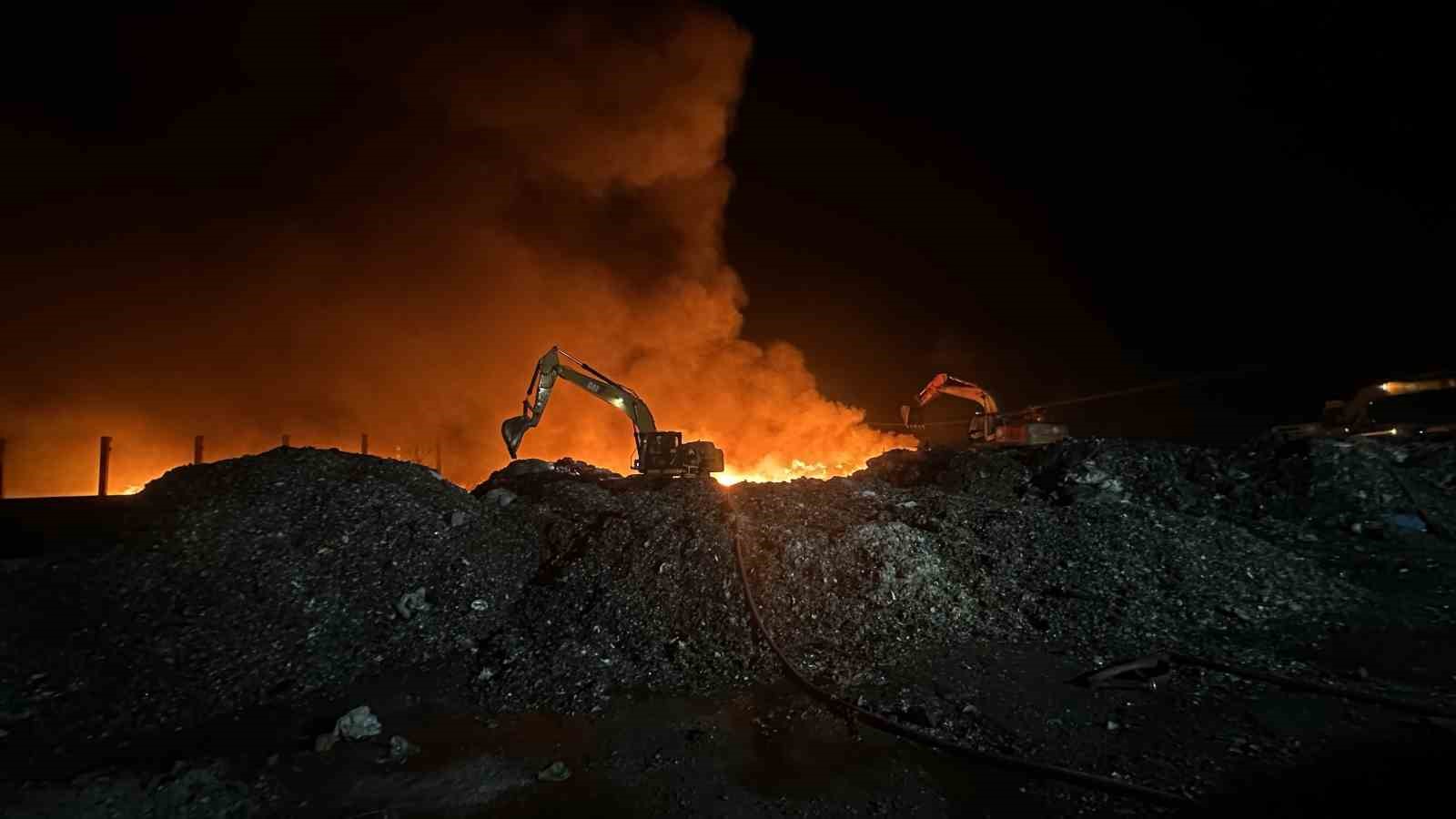 Adana&rsquo;da geri d&ouml;n&uuml;ş&uuml;m fabrikasındaki yangın kontrol altına alındı
