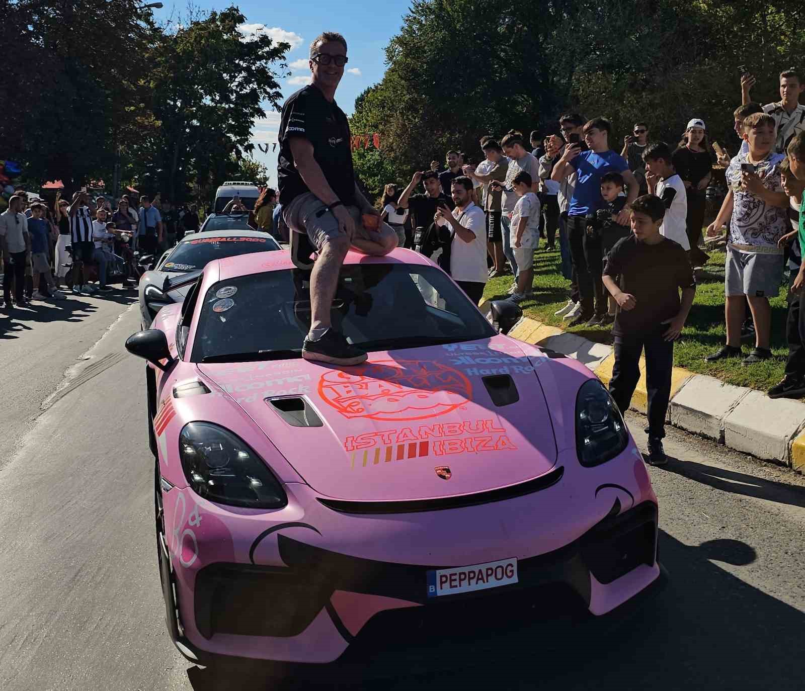 Milyonluk otomobiller Selimiye Meydanı’nda turladı