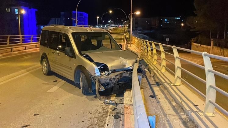 Üst geçitte otomobil ile hafif ticari araç çarpıştı: 1 yaralı