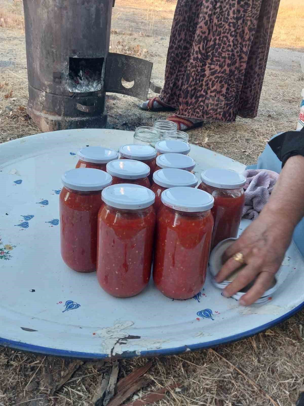 Ağrı&rsquo;da kadınların kışlık menemen mesaisi başladı

