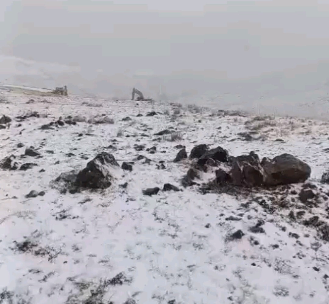 Başkale’de mevsimin ilk karı yağdı