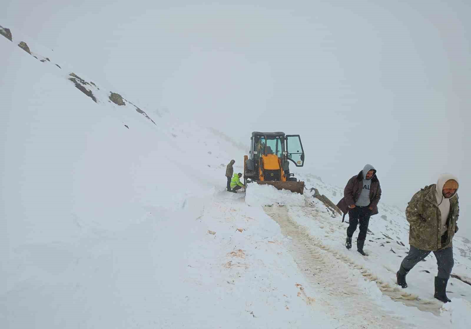Bayburt’ta kar ve fırtına çobanı yaylada yakaladı: Sürüsüyle fırtınada mahsur kalan çoban kurtarıldı
