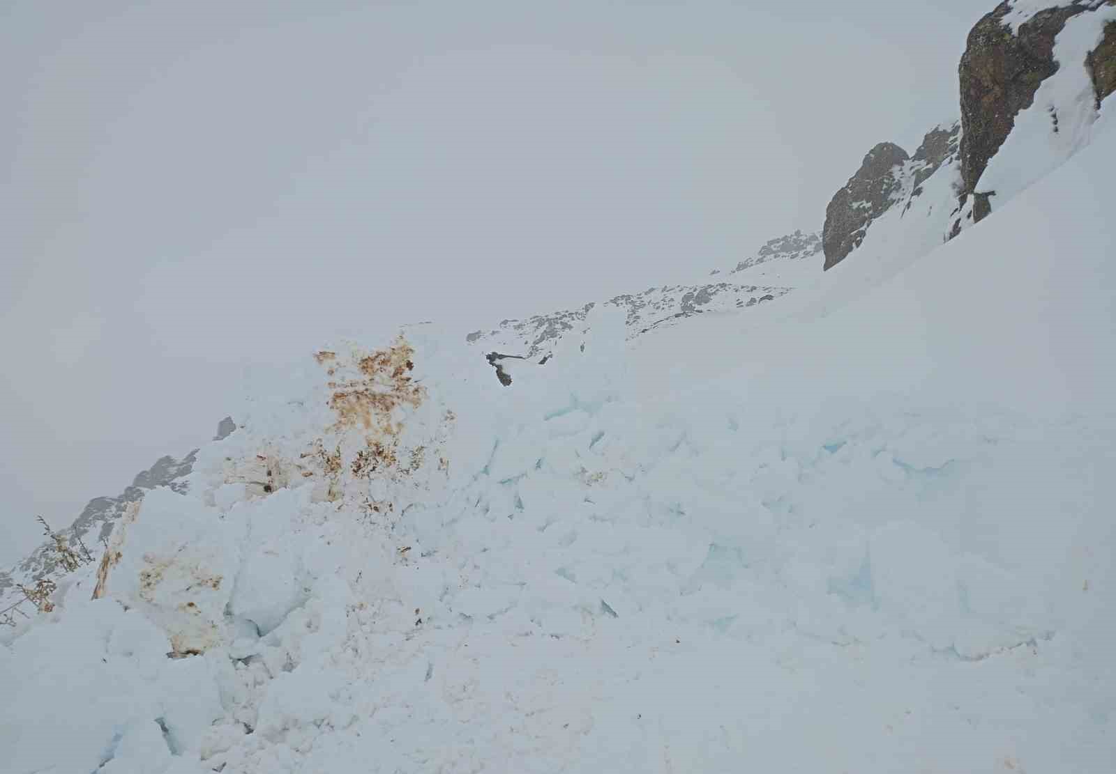 Bayburt&rsquo;ta kar ve fırtına &ccedil;obanı yaylada yakaladı: S&uuml;r&uuml;s&uuml;yle fırtınada mahsur kalan &ccedil;oban kurtarıldı
