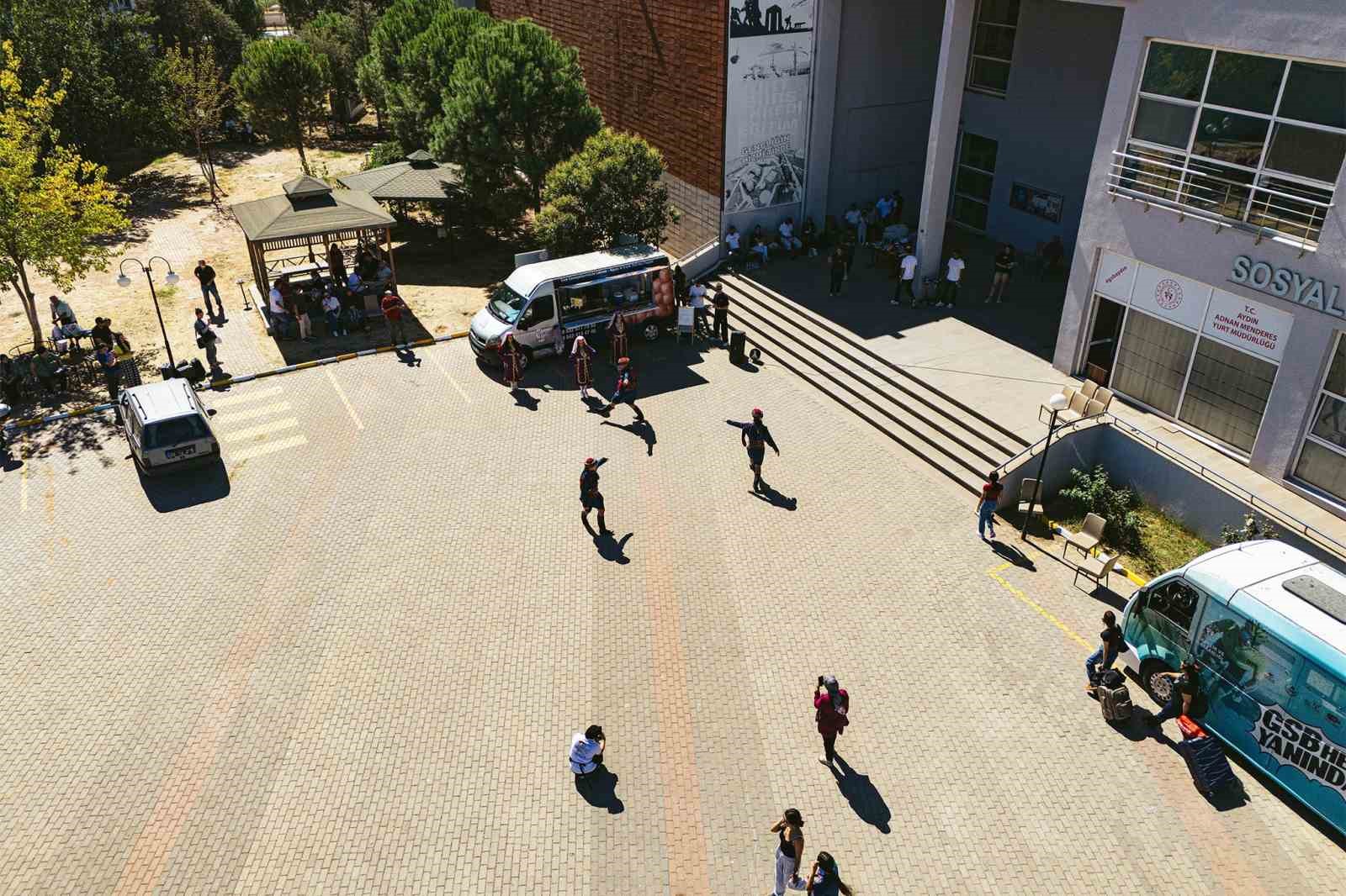Aydın’da yurtlara gelen öğrenciler halk oyunları ile karşılandı