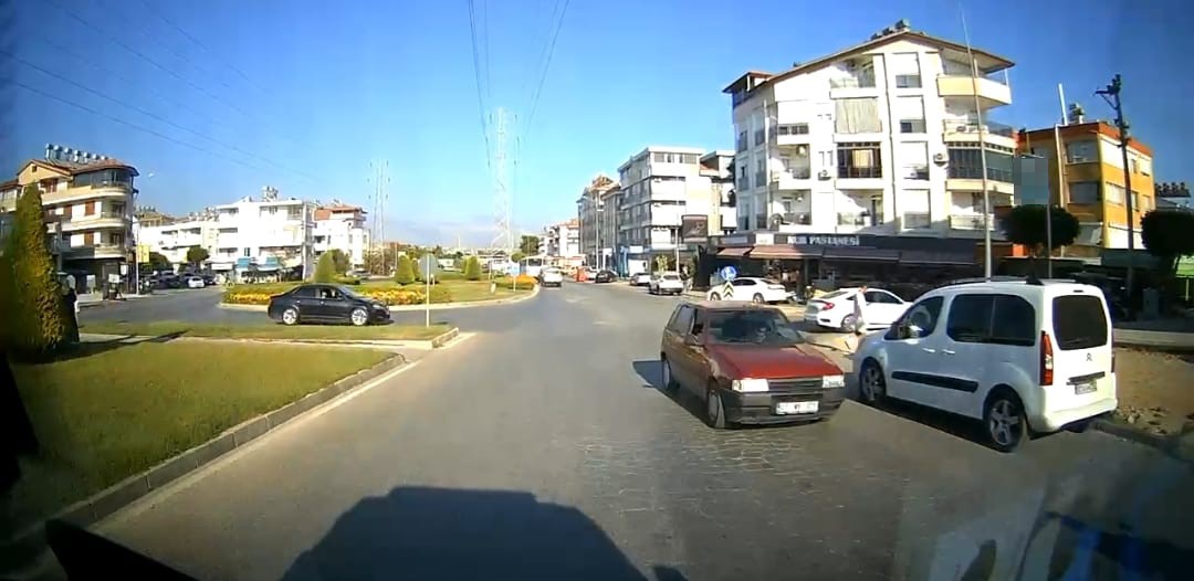 Ambulans şof&ouml;r&uuml;n&uuml;n dikkati 1 dakikada 2 kazayı &ouml;nledi
