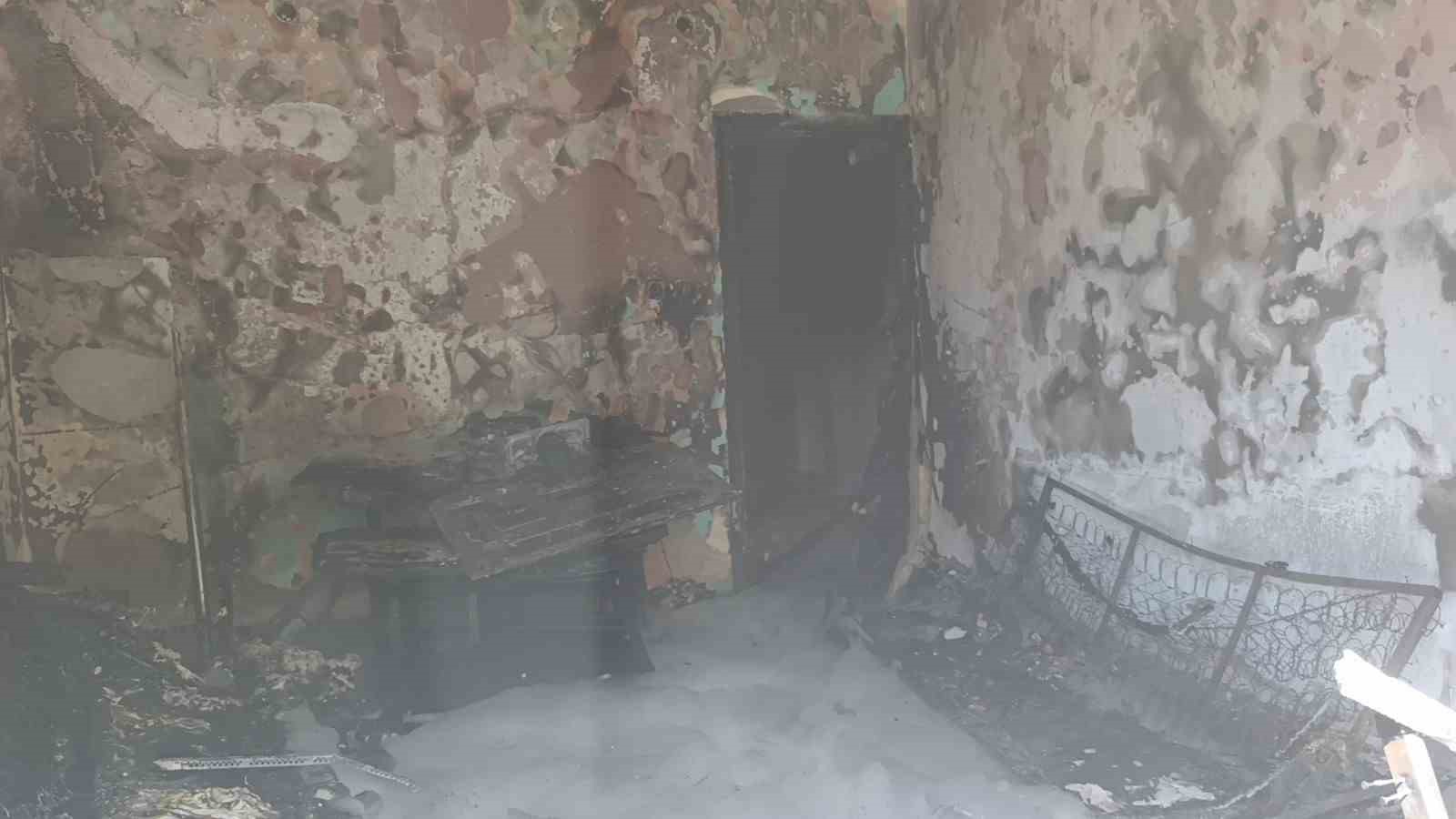 Manavgat&rsquo;ta 2 katlı evde &ccedil;ıkan yangın paniğe neden oldu
