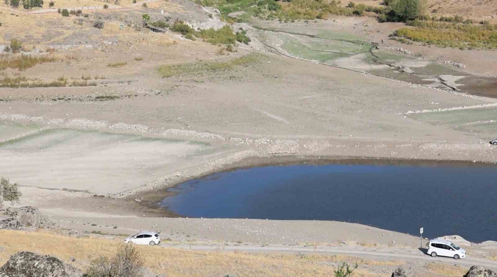 G&uuml;zelyurt G&ouml;letinde su seviyesi d&ouml;rtte &uuml;&ccedil; azaldı
