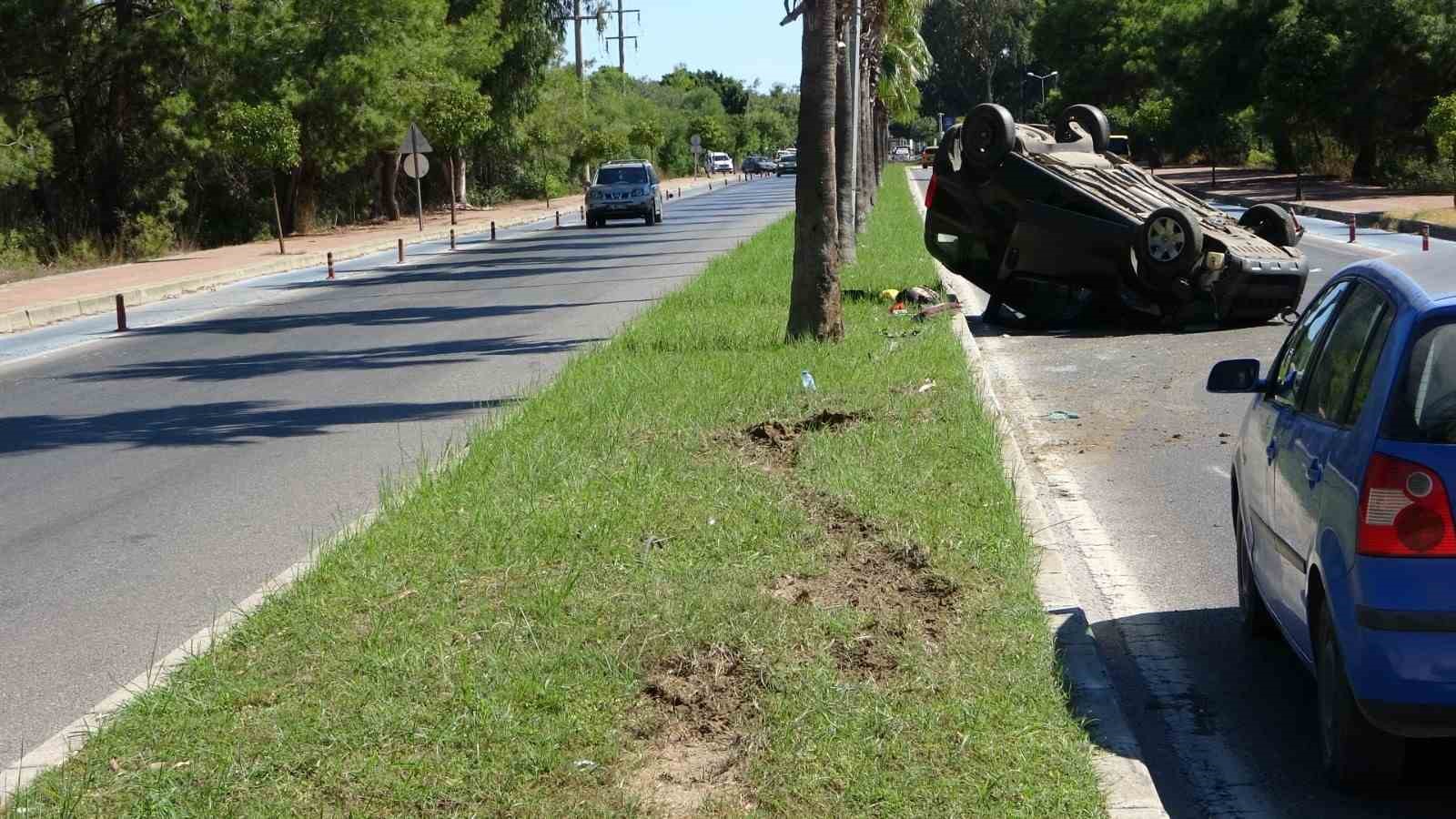 Palmiyeye &ccedil;arpan ara&ccedil; takla attı: 2 yaralı
