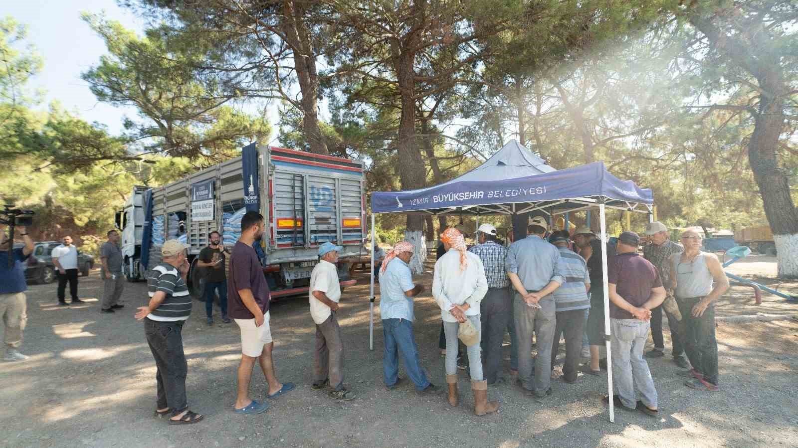 Ödemiş’te yanan köylere 40 tonluk yem desteği