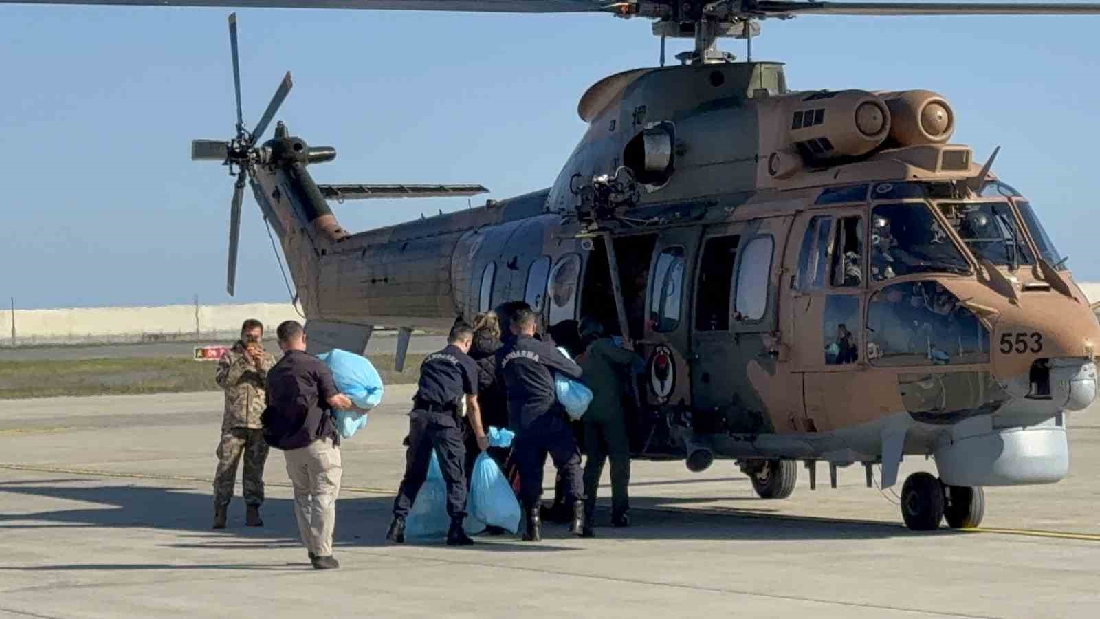 Rize’de Çamlıhemşin’in yaylalarına yardımlar helikopterle taşınıyor