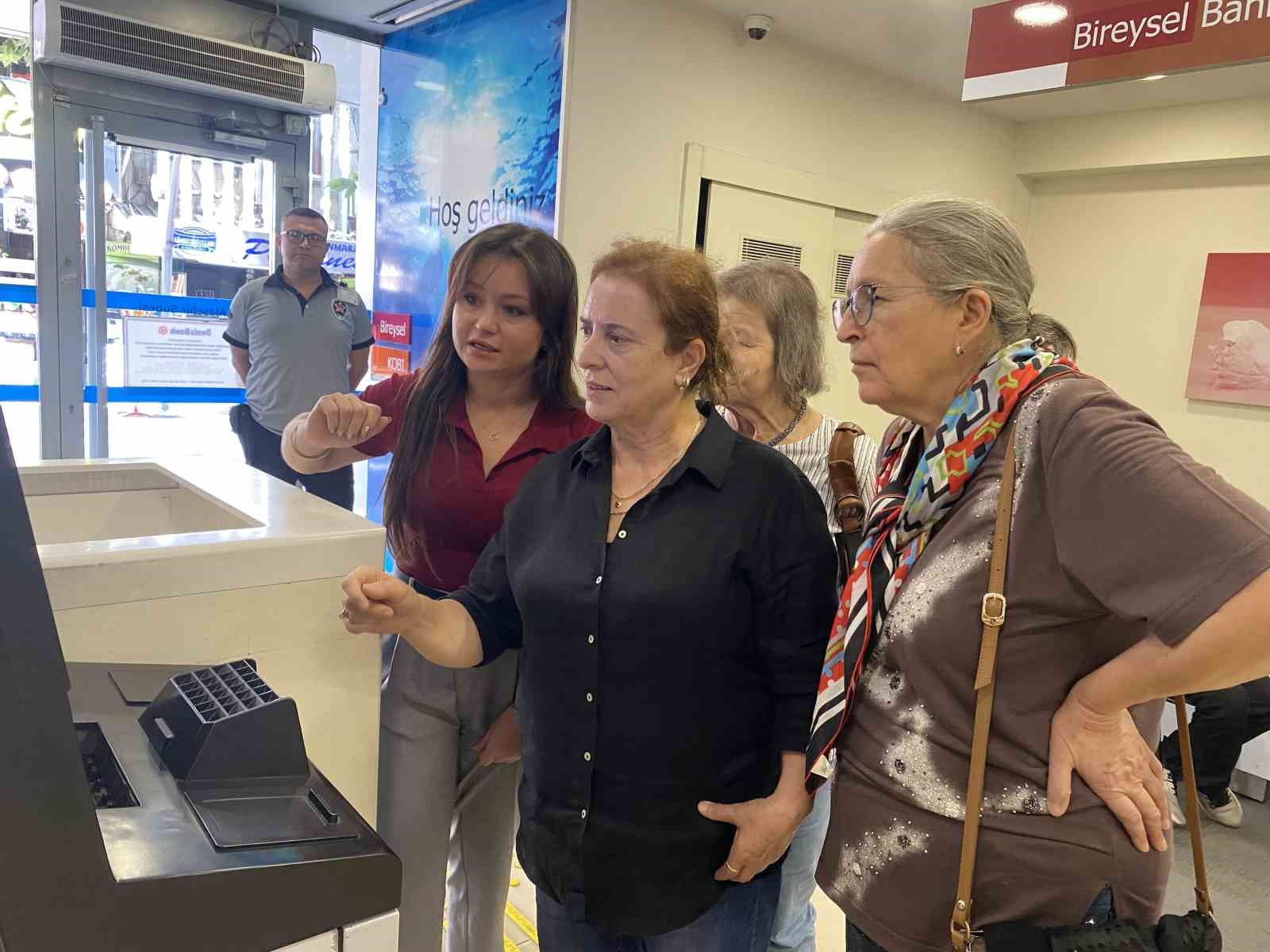 Alaşehir&rsquo;de yaşlı ve emeklilere uygulamalı mobil bankacılık kursu
