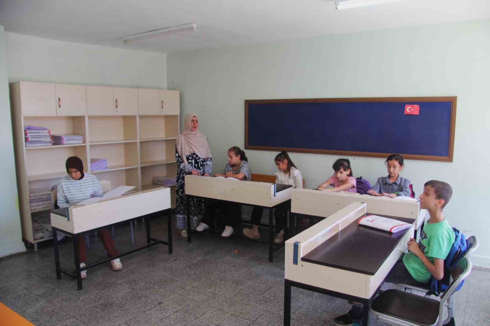 Görme engelli öğretmenin meslek aşkı öğrencilerine örnek oluyor