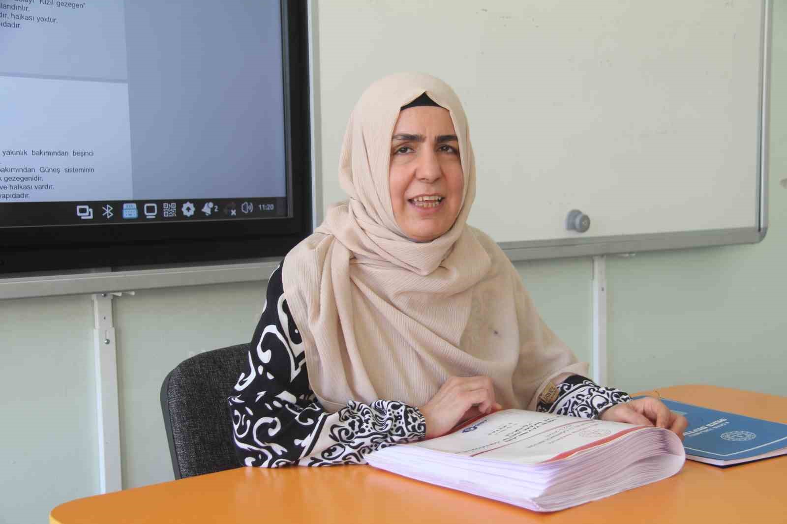 G&ouml;rme engelli &ouml;ğretmenin meslek aşkı &ouml;ğrencilerine &ouml;rnek oluyor
